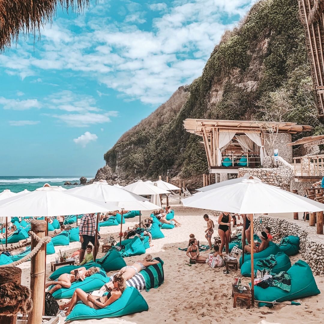 Không gian ngoài trời hướng ra bãi biển đẹp của vịnh biển Jimbaran & Uluwatu @sundaysbeachclub