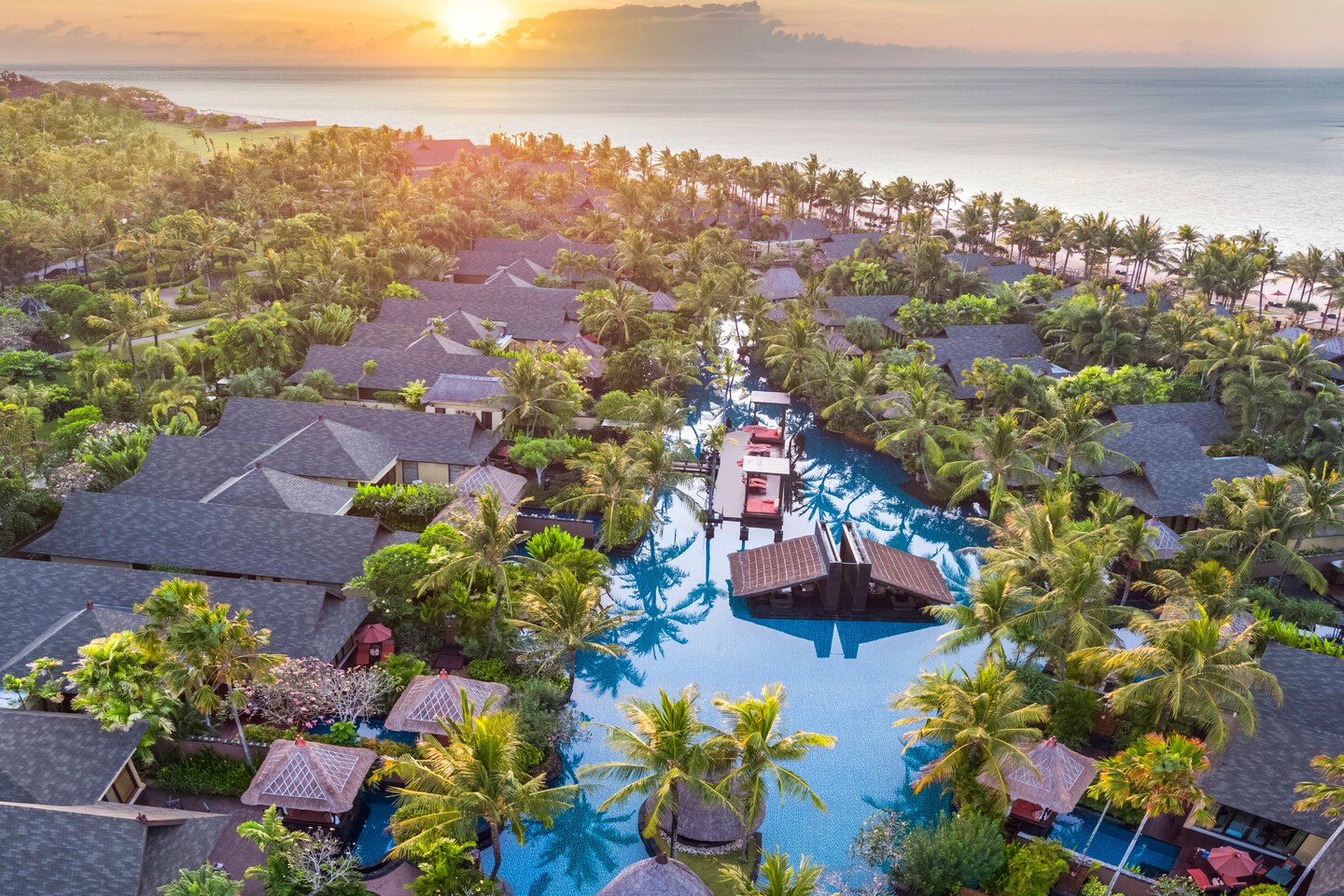 Toàn cảnh khu vực bể bơi chính của resort St.Regis Bali @stregisbali