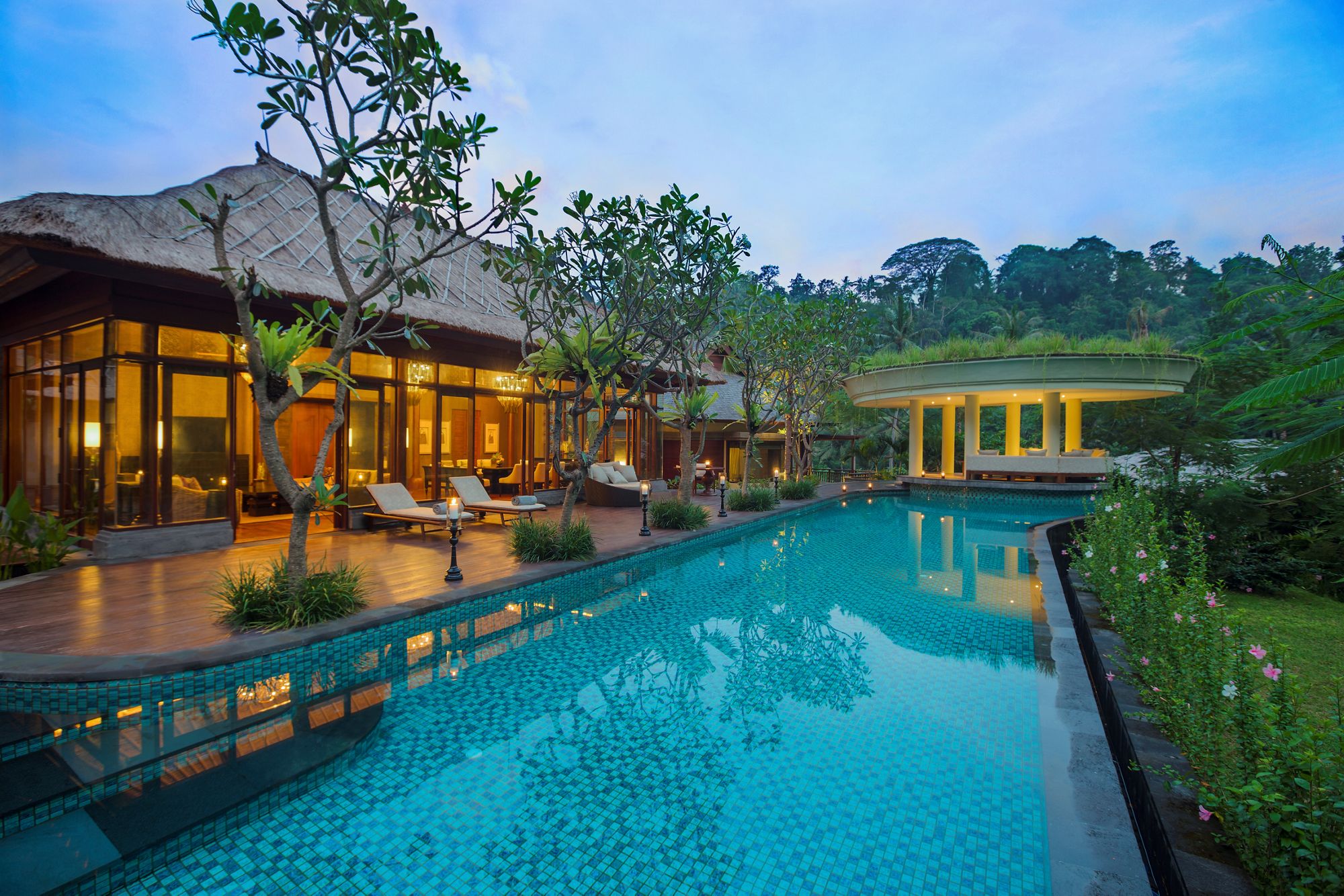 Diện tích bể bơi lớn của resort Mandapa @mandapareserve