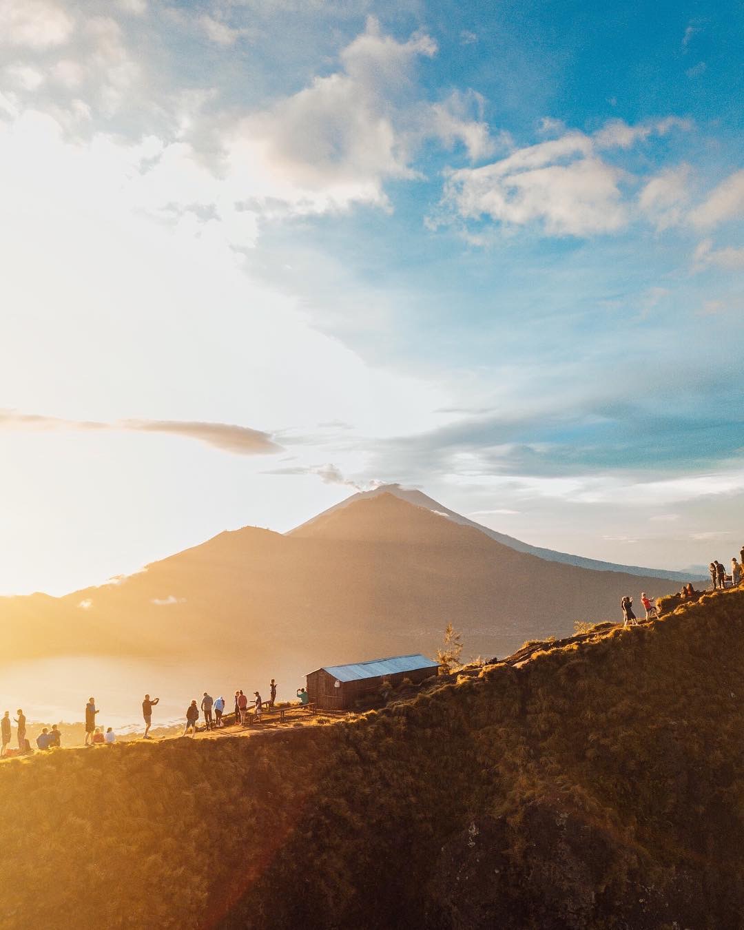 Tham gia cuộc hành trình khám phá núi lửa Batur khi bình mình rực sáng @Internet