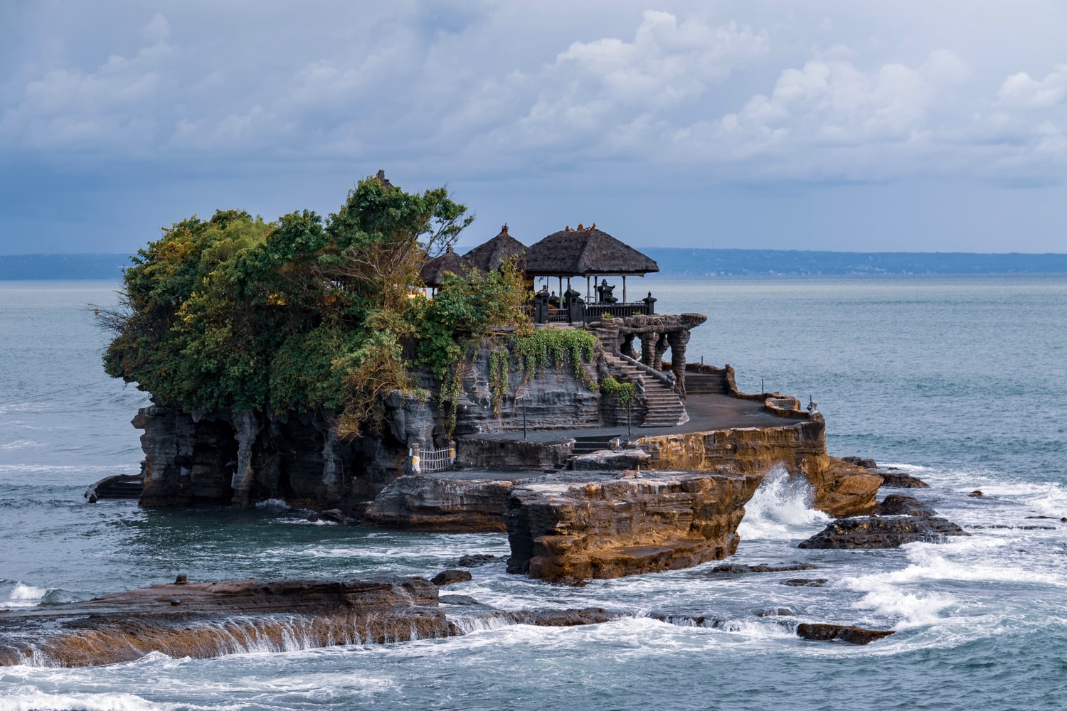 Đền Tanah Lot là biểu tượng du lịch Bali, điểm đến không thể bỏ qua trong chuyến tour Bali của bạn @Internet