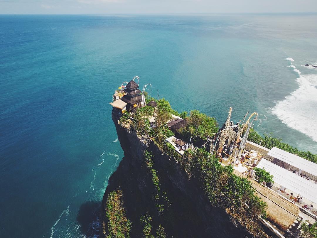 Đền Uluwatu toạ lạch chênh vênh trên đỉnh vách đá cực Nam đảo Bali @Internet