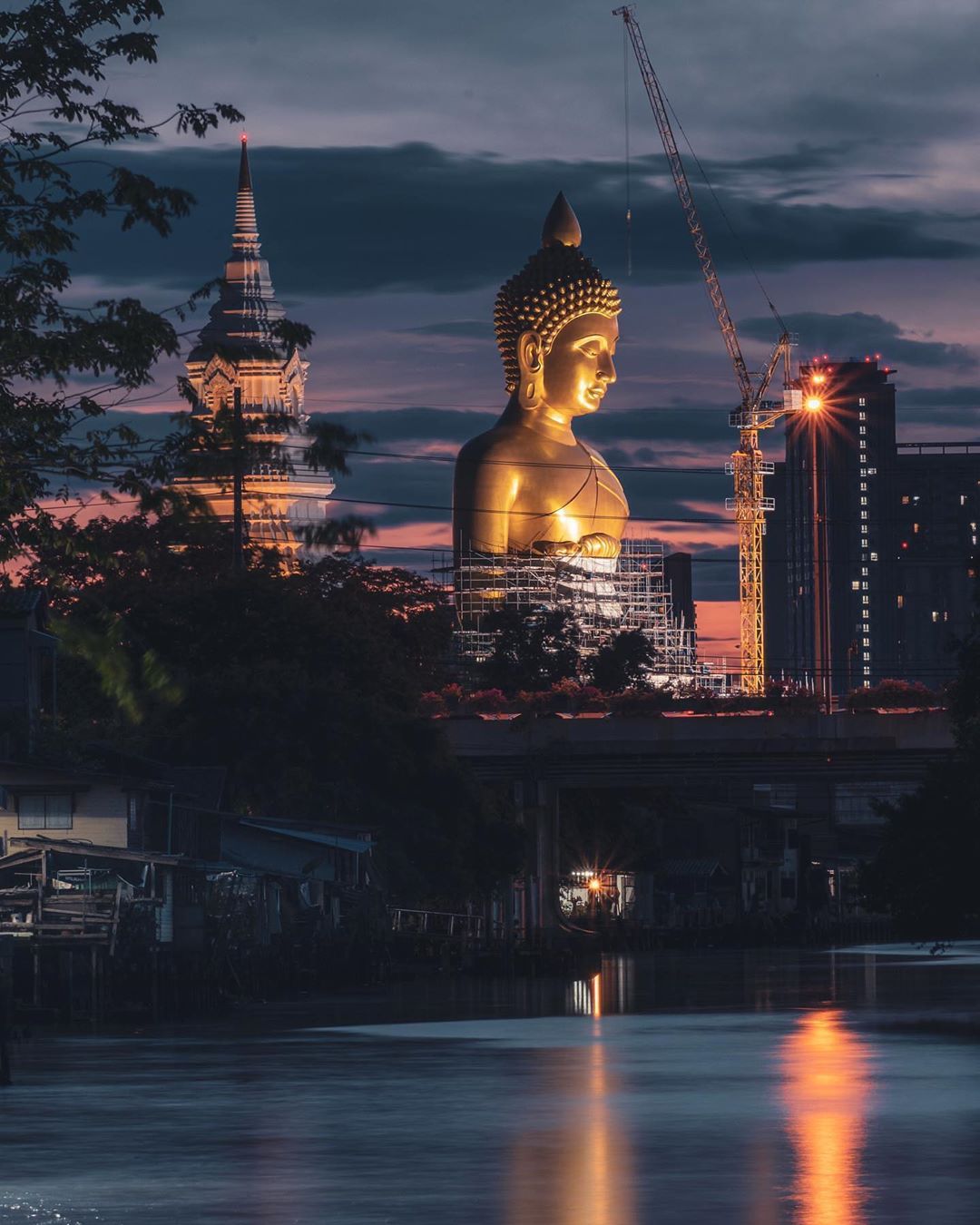 Mỗi nơi đều chất chứa một vẻ đẹp riêng khi màn đêm buông xuống