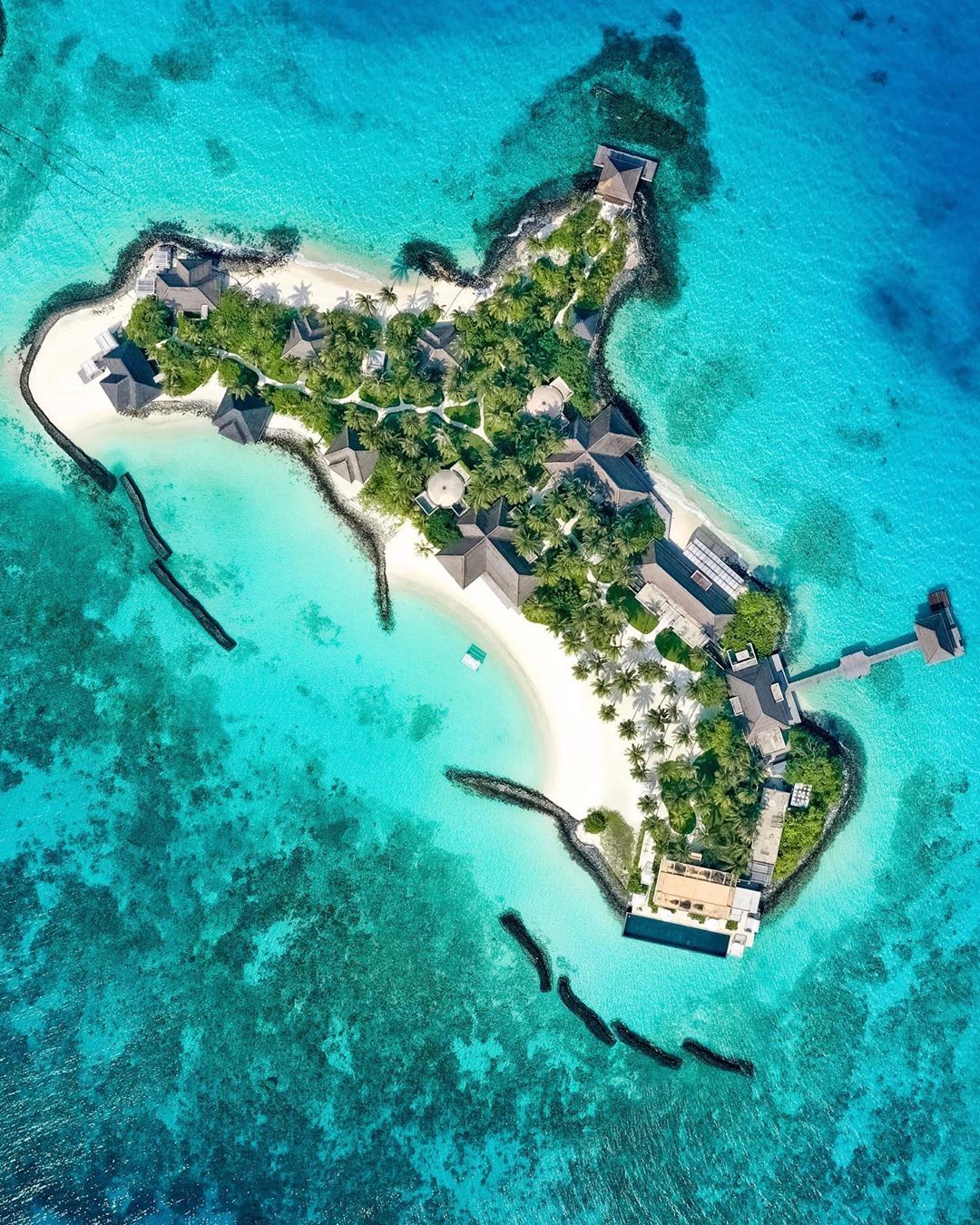 Với bãi biển xanh ngọc và cát trắng xoá Cheval Blanc Randheli thực sự được thiên nhiên ưu ái 