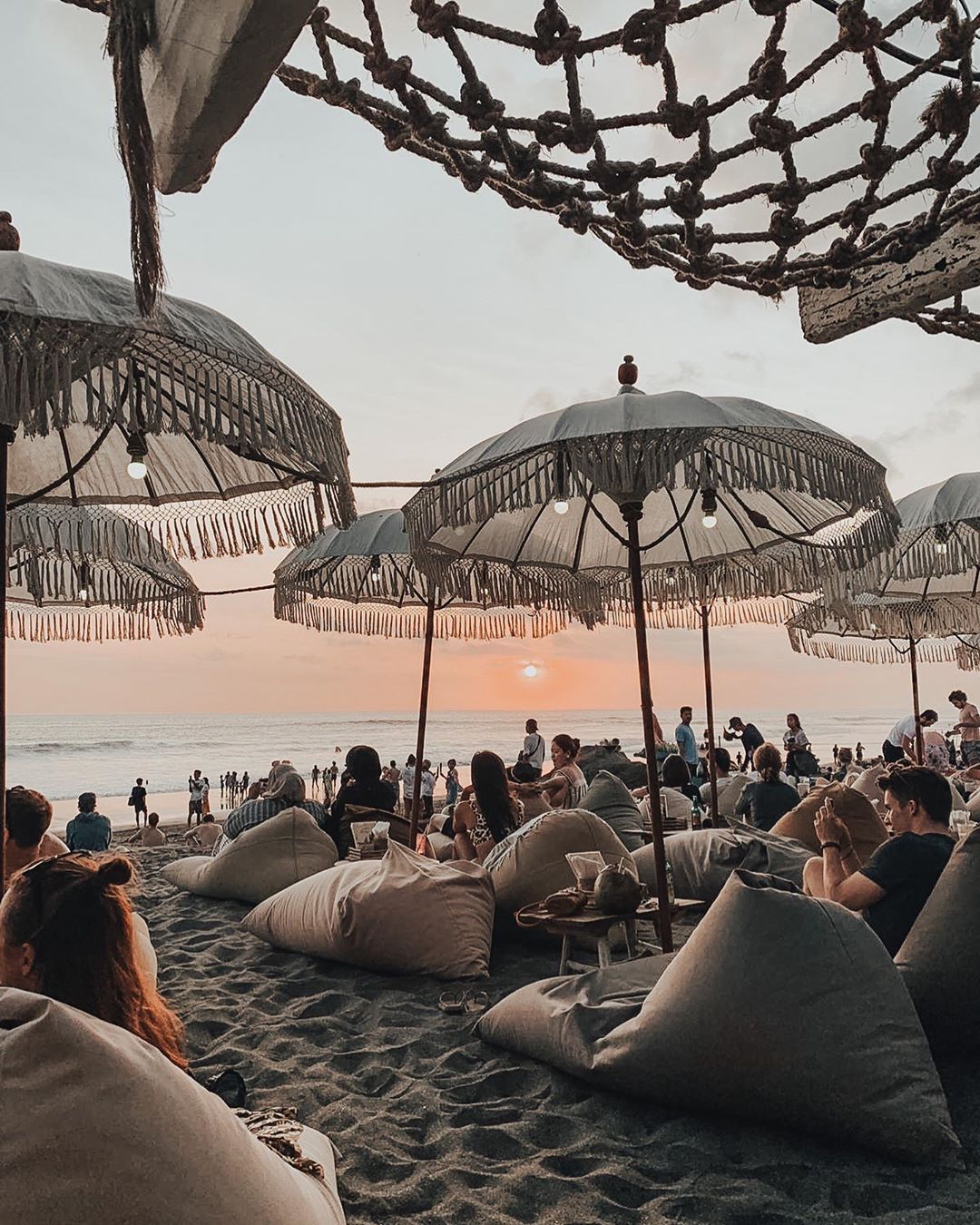 Bãi biển Canggu là nơi tập trung của hàng loạt câu lạc bộ bãi biển sôi động nơi ngày dài chẳng bao giờ dừng lại