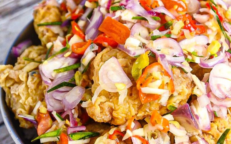 Món gỏi gà này là sự kết hợp giữa thảo mộc và các gia vị truyền thống.