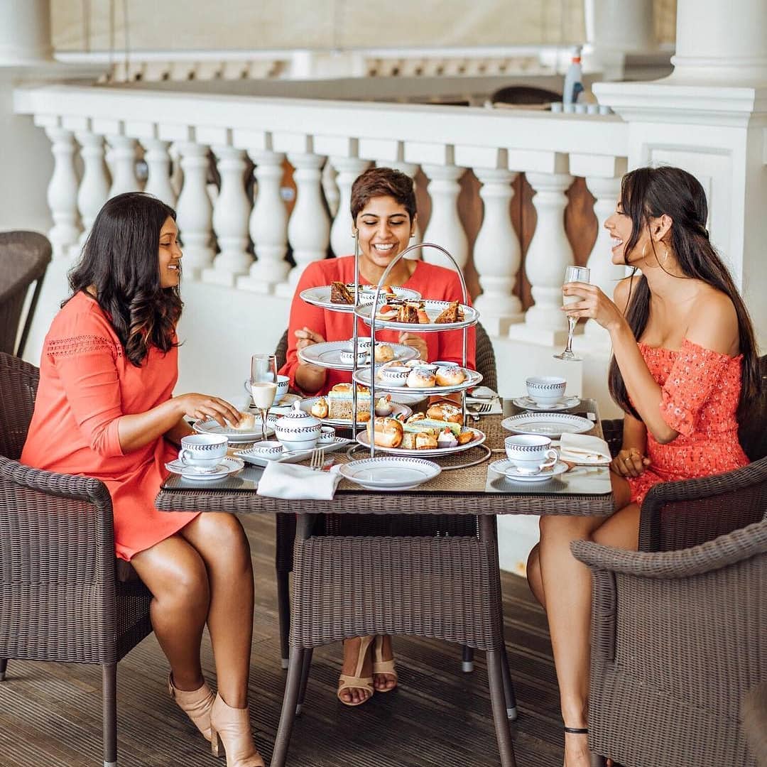 Thưởng thức bữa tiệc trà vào buổi chiểu tại The Galle Face Hotel là một trải nghiệm hoàn toàn mới mẻ với tầm nhìn ra Ân Độ Dương