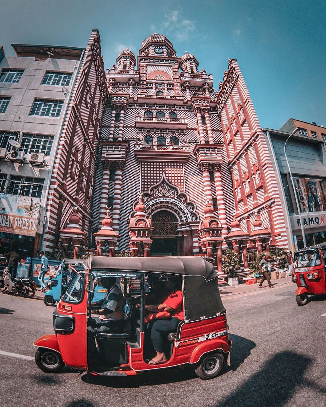 Thủ đô Colombo hoa lệ và rực rỡ sắc màu là điểm đến không thể bỏ qua trong chuyến thăm Srilanka